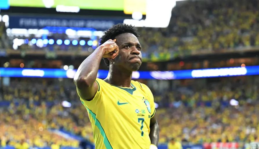 Vini Jr aponta para a cabeça em comemoração do gol do Brasil sobre a Escócia na Copa do Mundo (Foto: Chandan Khanna / AFP)