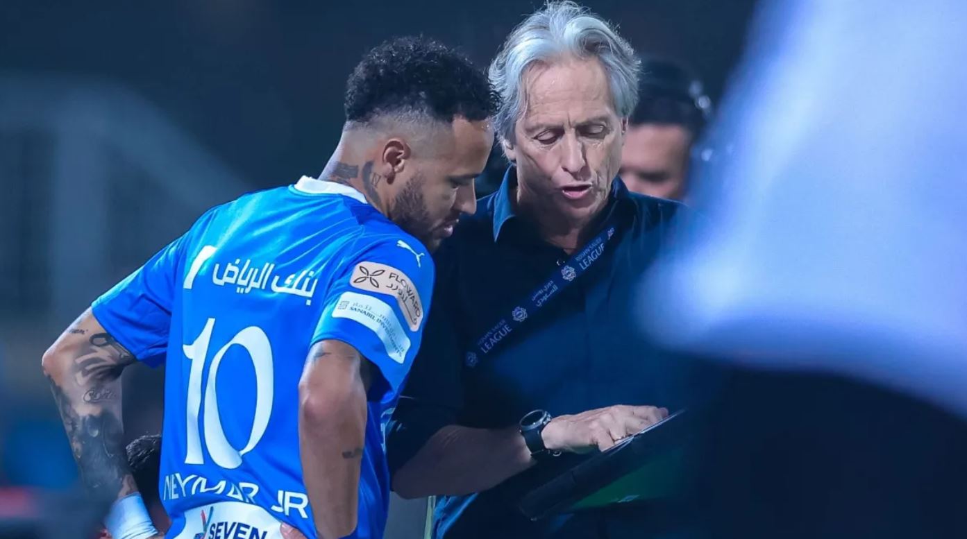 Técnico Jorge Jesus orienta Neymar durante jogo do Al-Hilal • Reprodução/Twitter/Al-Hilal