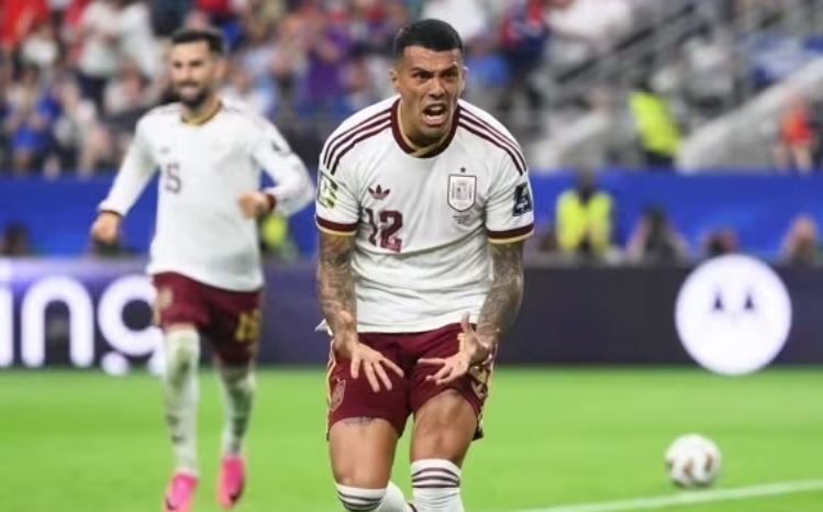 Pedro Porro comemora gol da Espanha contra a França na Copa do Mundo • Divulgação/Fifa