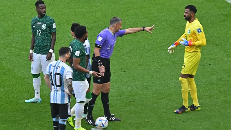 Árbitro da partida marcou pênalti polêmico para a Argentina, segundo imprensa local (Glyn KIRK / AFP)