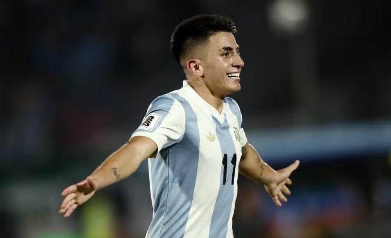 Almada em ação pela Argentina — Foto: Reuters/Andres Cuenca