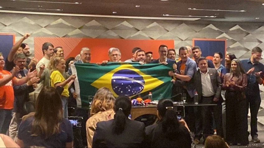 Romeu Zema (ao centro) ao lado de aliados durante cerimônia em que o Partido Novo oficializou sua candidatura à Presidência