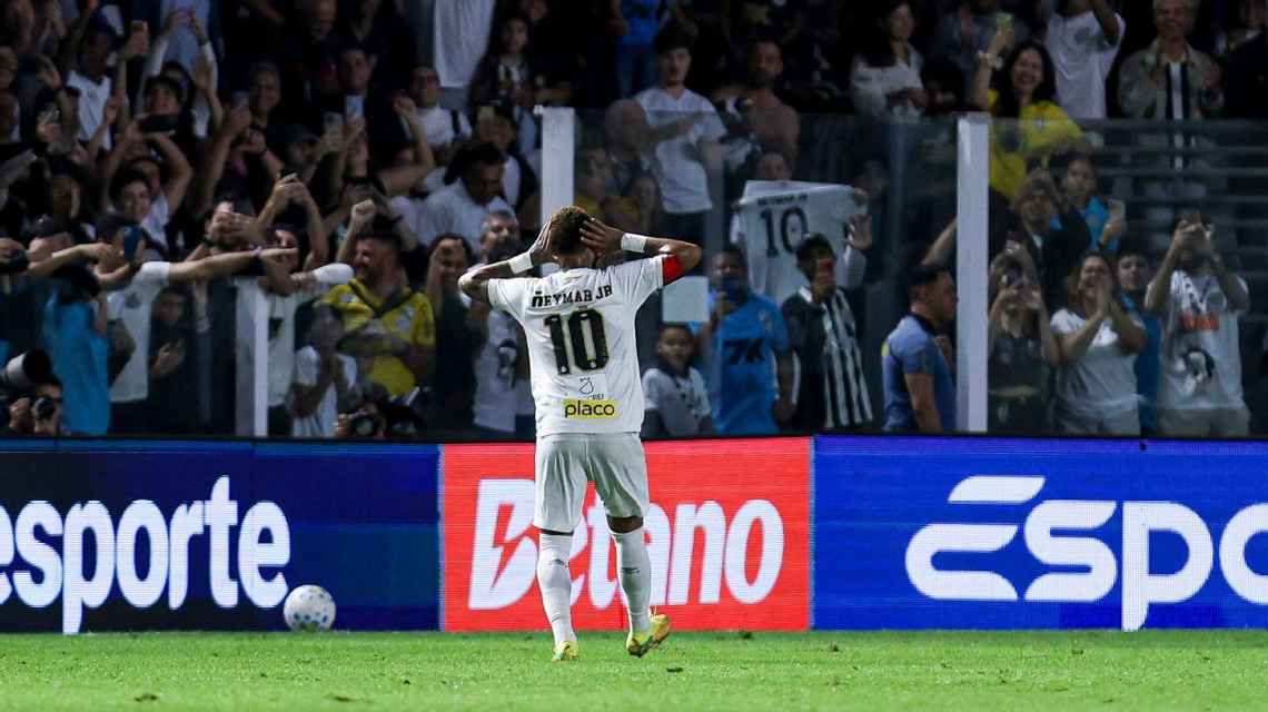 Neymar comemora com a torcida do Santos - Ricardo Moreira/Getty Images