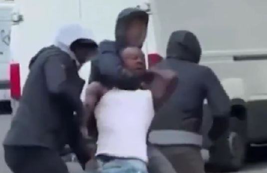 Jogador é arrastado pra fora do carro durante assalto
