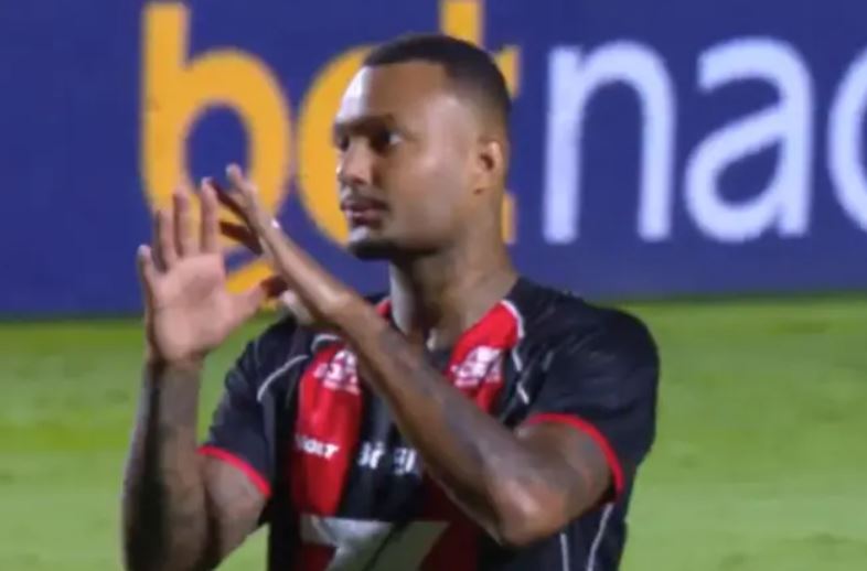 Gesto que culminou na expulsão de Luan Cândido - Divulgação/CBF