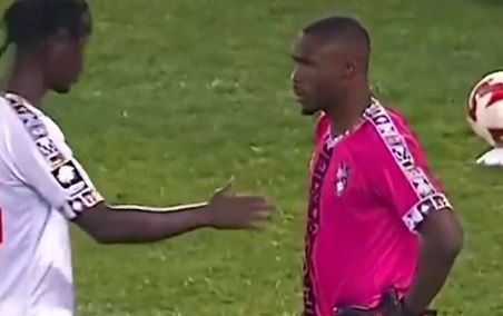 Goleiro é expulso após se confundir com linhas do gramado e viraliza - Reprodução