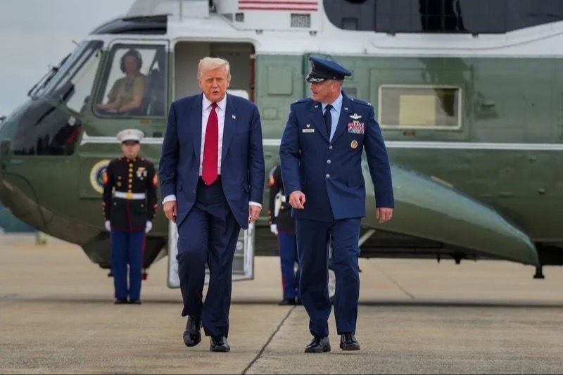 Presidente dos EUA, Donald Trump, desce do helicóptero presidencial na base aérea de Andrews, em Maryland  • 01/08/2025 REUTERS/Ken Cedeno