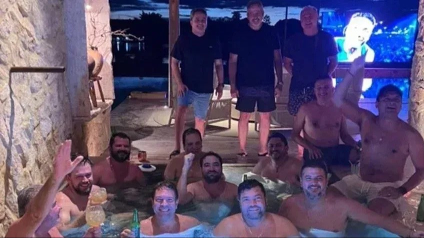 festa na piscina políticos  • Reprodução/Revista Piauí