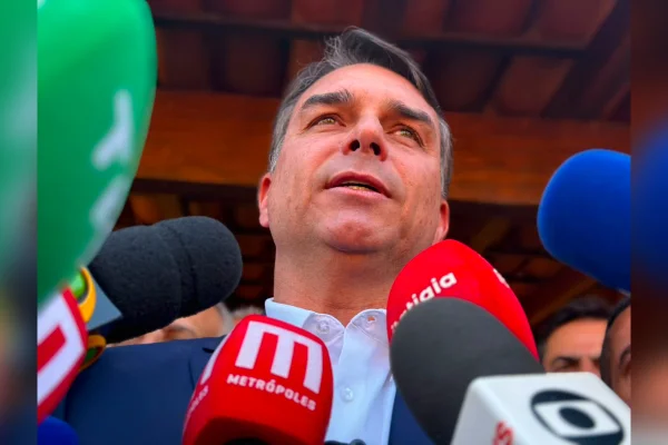 Flávio Bolsonaro entrevista