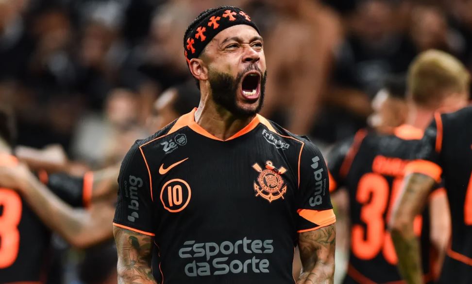 Memphis Depay, do Corinthians, comemorando a classificação sobre o Cruzeiro na Copa do Brasil - Riquelve Nata/Sports Press Photo/Getty Images
