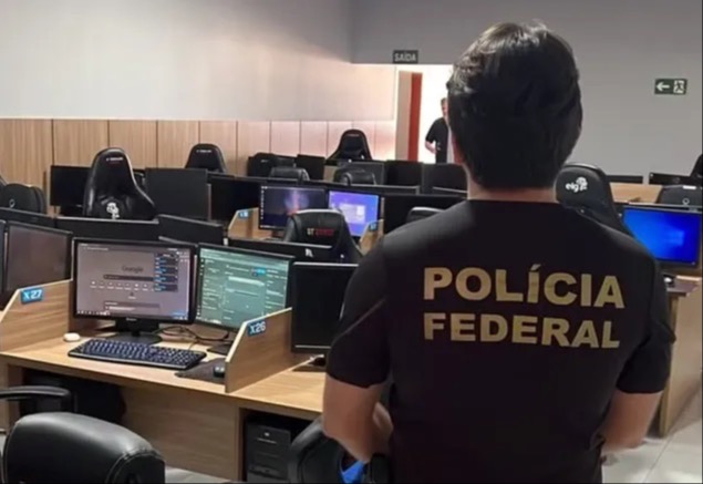 Agentes da Polícia Federal em ação no combate a esquema criminoso envolvendo empresa de apostas esportivas | Foto: Divulgação/ PF