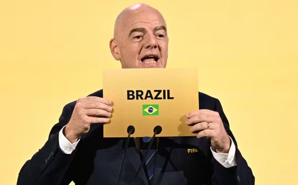 O presidente da Fifa, Gianni Infantino, anuncia o Brasil como sede da Copa do Mundo feminina — Foto: MANAN VATSYAYANA/AFP