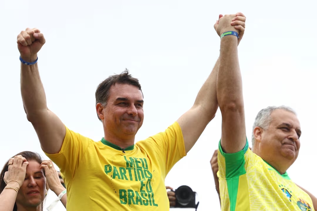 flavio-bolsonaro-lancou-sua-campanha-a-presidencia-diante-de-apoiadores-na-praia-de-copacabana-no-ri.jpg
