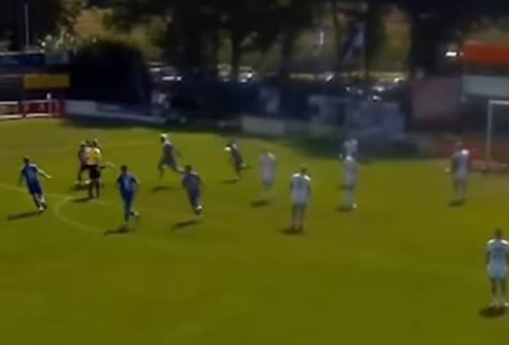 Fettkenhauer, do Blau-Weiss Hollage, comemora o golaço contra o SV Altenoythe - Foto: Reprodução de vídeo