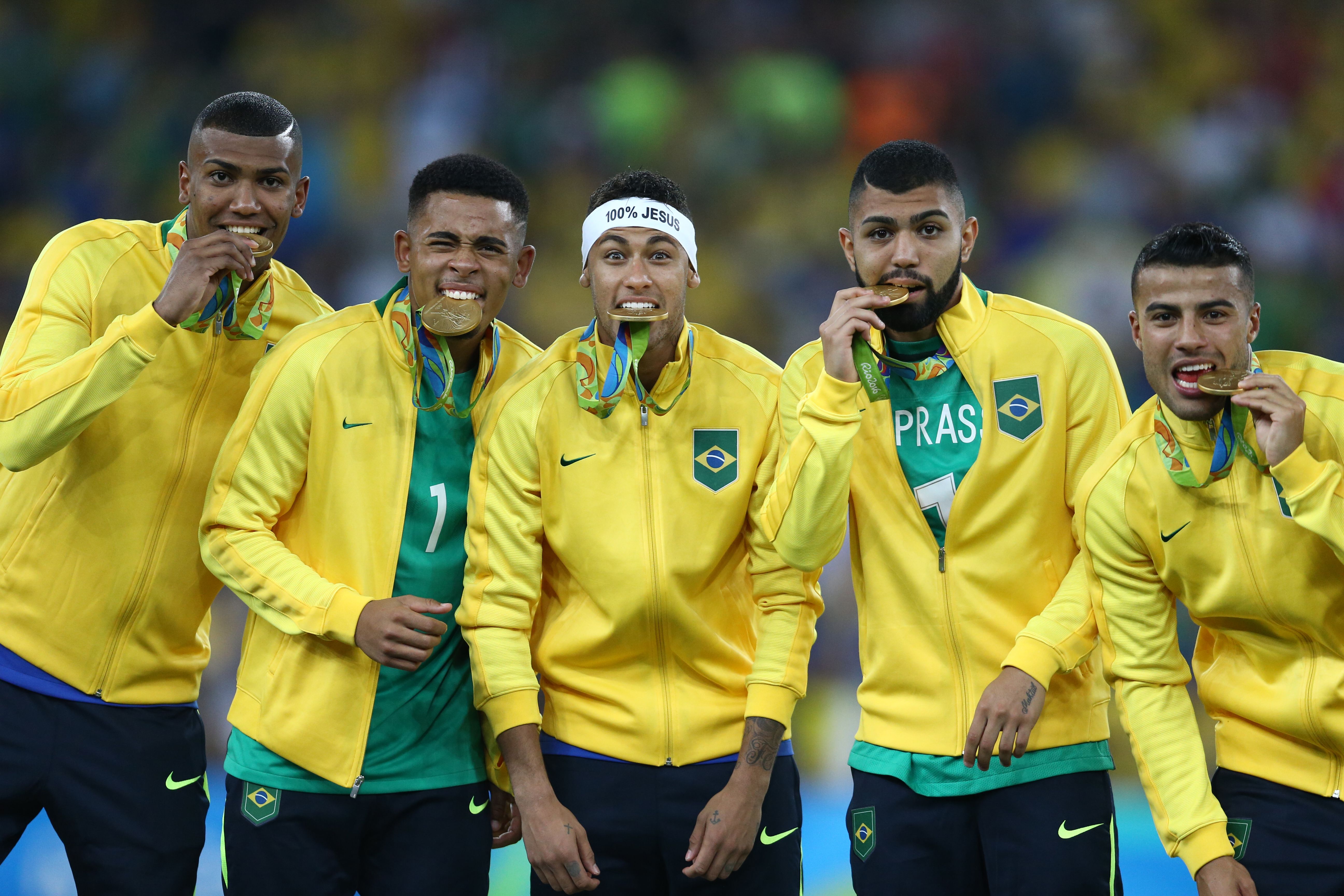 Walace, Gabriel Jesus, Neymar, Gabriel Barbosa e Rafael Alcântara celebram conquista da medalha de ouro nos Jogos Olímpicos Rio 2016 - Créditos: Lucas Figueiredo/CBF