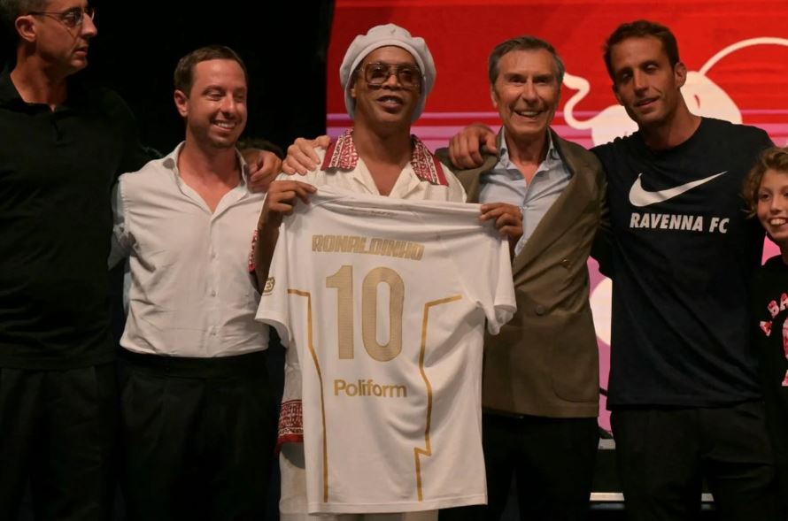 Ronaldinho foi apresentado na última quinta - Foto por STEFANO RELLANDINI / / AFP