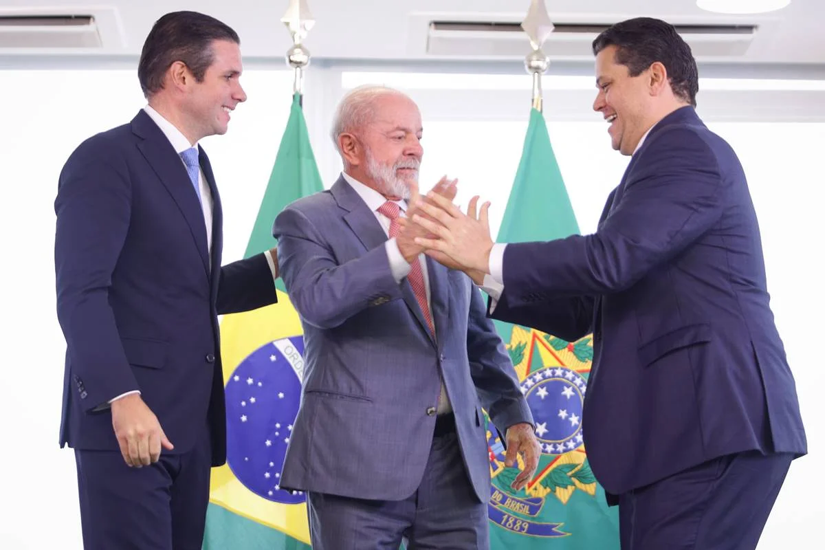 Hugo-Motta-Lula-e-David-Alcolumbre-no-Planalto-3.webp