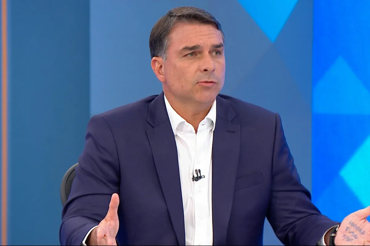 candidato-flavio-bolsonaro-durante-debate-no-jn-eleicoes-2026-metropoles-2-1-scaled.webp