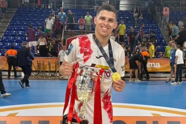 Ricardinho comemora título com o ElPozo Murcia — Foto: Divulgação