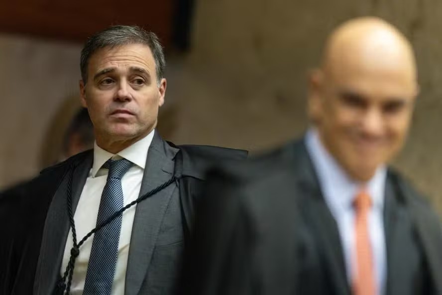Os ministros André Mendonça e Alexandre de Moraes na chegada à sessão plenária do STF nesta tarde (03/09/26) — Foto: Brenno Carvalho