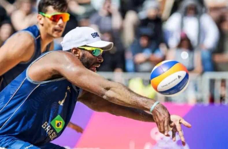 Evandro na disputa do vôlei de praia nos Jogos Sul-Americanos Santa Fé 2026 • Gaspar Nóbrega/COB e Mariana Sá/COB