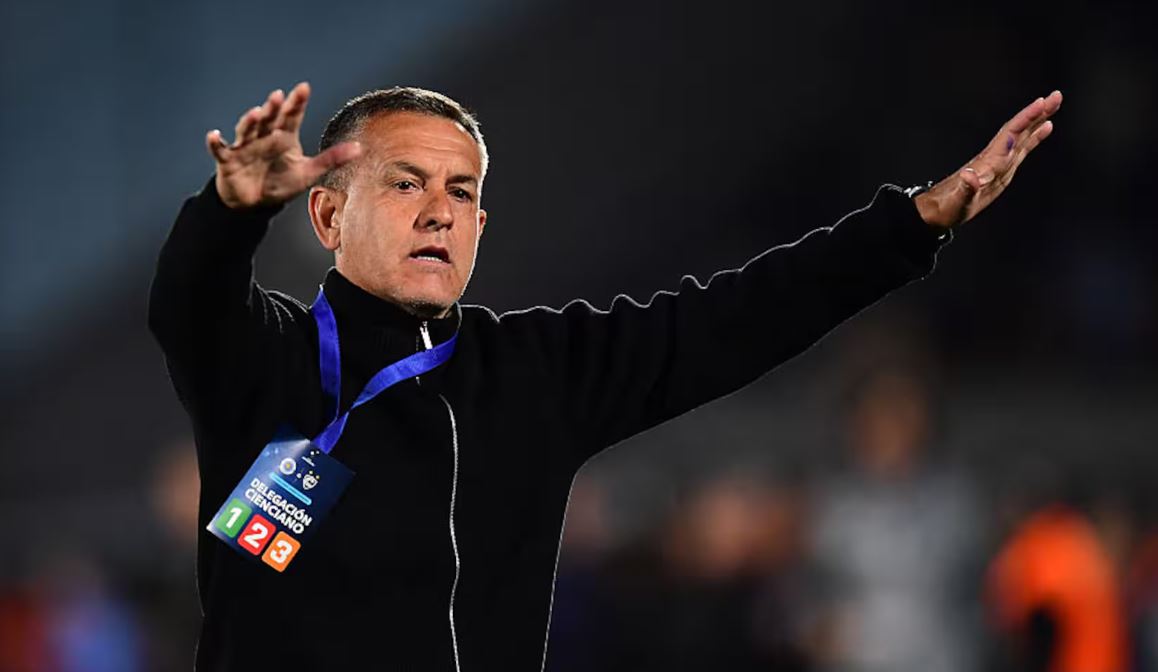 Técnico vai ao vestiário aos 89 minutos, time sofre gol e é ELIMINADO