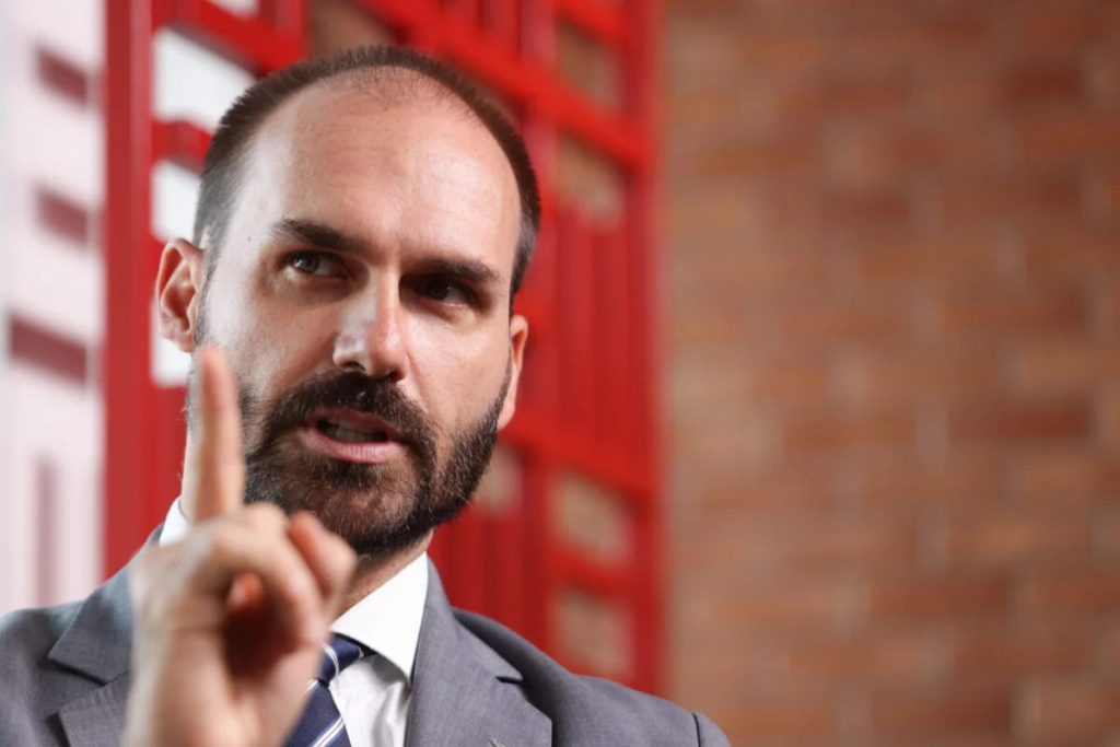 Deputado-Eduardo-Bolsonaro-PL-SP-e-entrevistado-pelo-colunista-Paulo-Cappelli-no-estudio-Metropoles-9-e1781889352669-1024x683.jpg