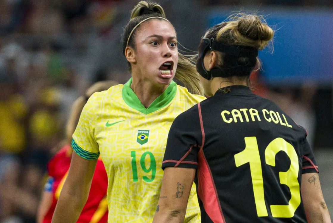 Priscila provoca goleira espanhola Cata Coll, que falhou no primeiro gol do Brasil  - Marcio Machado/Eurasia Sport Images/Getty Images