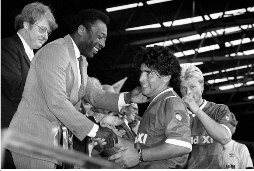 Diego Maradona é recebido pelo convidado de honra Pelé após o Clássico do Centenário em Wembley, em Londres - PA Images via Getty Images