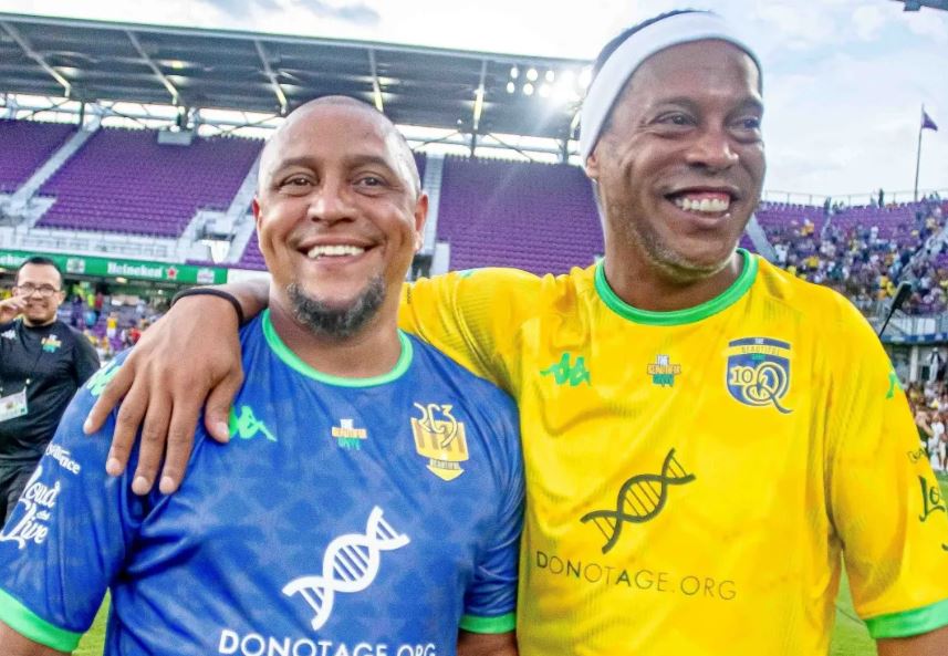 Ronaldinho e Roberto Carlos comandam novo 