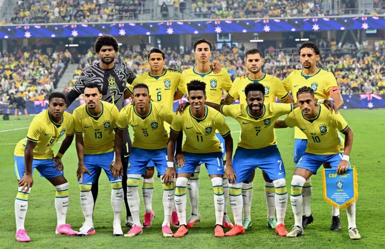 Jogadores titulares do Brasil em amistoso contra a Austrá — Foto: SAEED KHAN / AFP