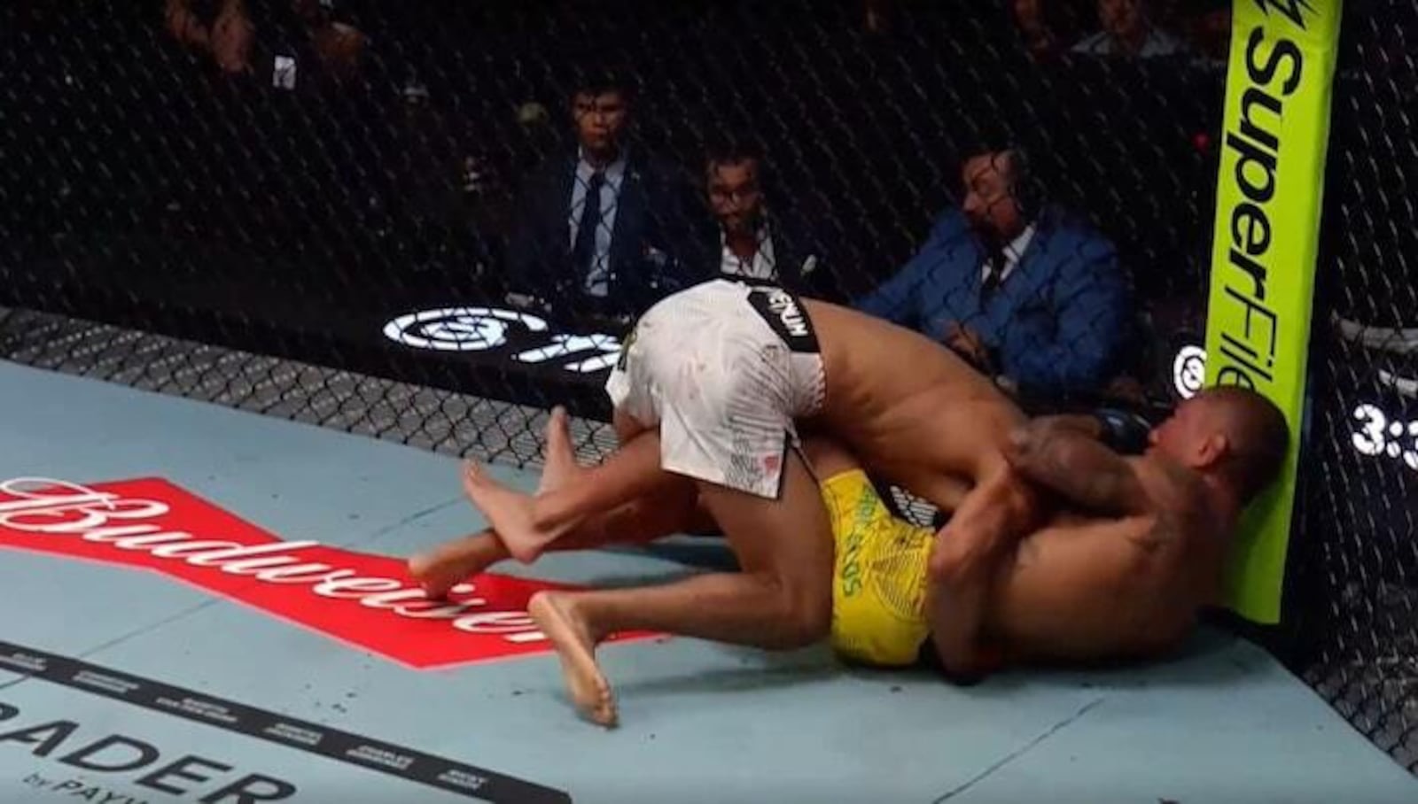Raoni Barcelos levou uma queda feita no UFC Fight Night | Reprodução/Paramount+