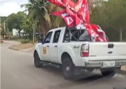 Carro da UFRN carregando material do PT