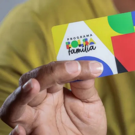 cartao-do-bolsa-familia-na-mao-do-beneficiario-1790340560649_v2_450x450.png.jpg