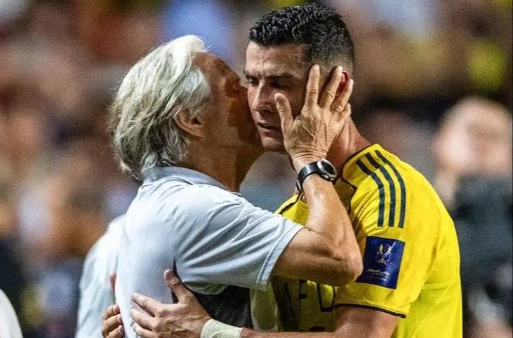 Jorge Jesus beija Cristiano Ronaldo após vitória do Al-Nassr em 2025 (Foto: Wun Suen/AFP)