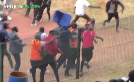 Árbitro é perseguido em campo após assinalar pênalti em partida