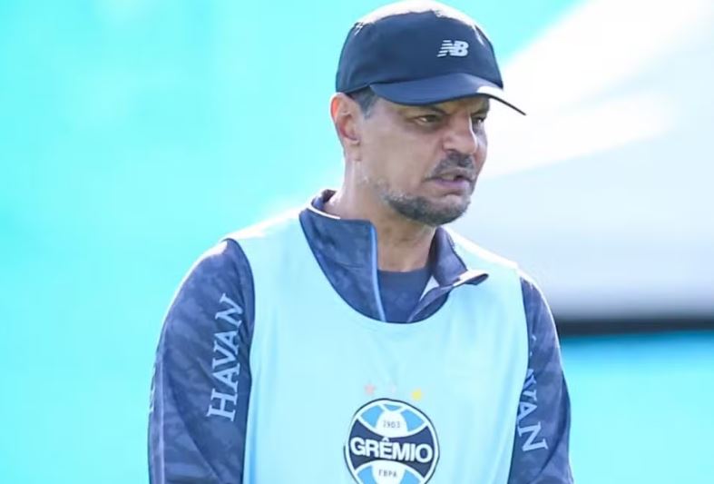 Alexandre Mendes no treino do Grêmio — Foto: Lucas Uebel/Grêmio