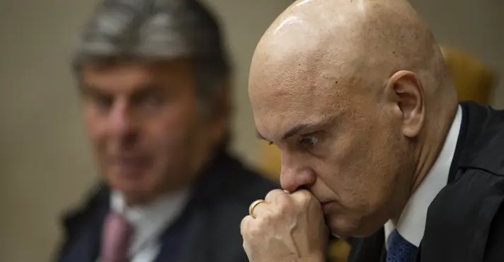 Os ministros Luiz Fux (à esq) e Alexandre de Moraes (à dir), durante sessão de encerramento do ano Judiciário de 2024 | Foto: Marcelo Camargo/Agência Brasil