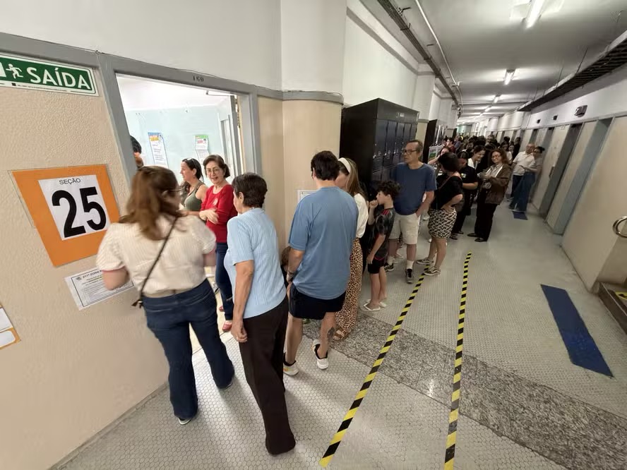 Eleitores fazem fila para votar em prédio de faculdade na Zona Sul do Rio de Janeiro — Foto: Ana Branco/Agência O Globo