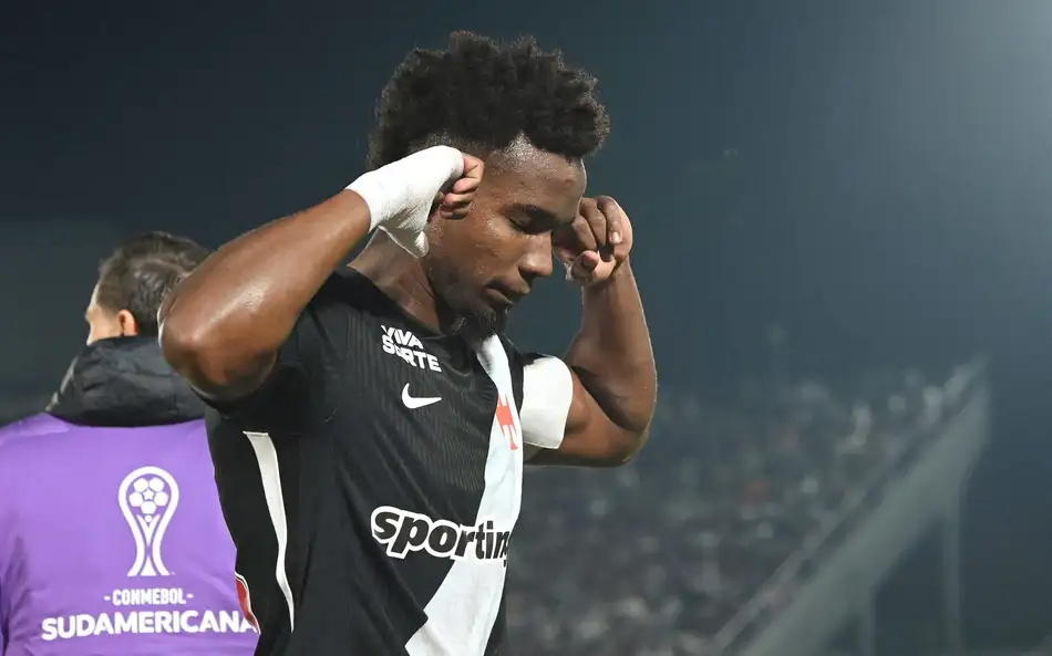 Thiago Mendes celebra gol do Vasco contra o Olímpia e tapa os ouvidos (Foto: DANIEL DUARTE/AFP)