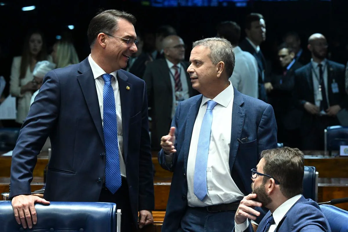 marinho-flavio-bolsonaro-foto-carlos-moura-ag-senado (1).webp