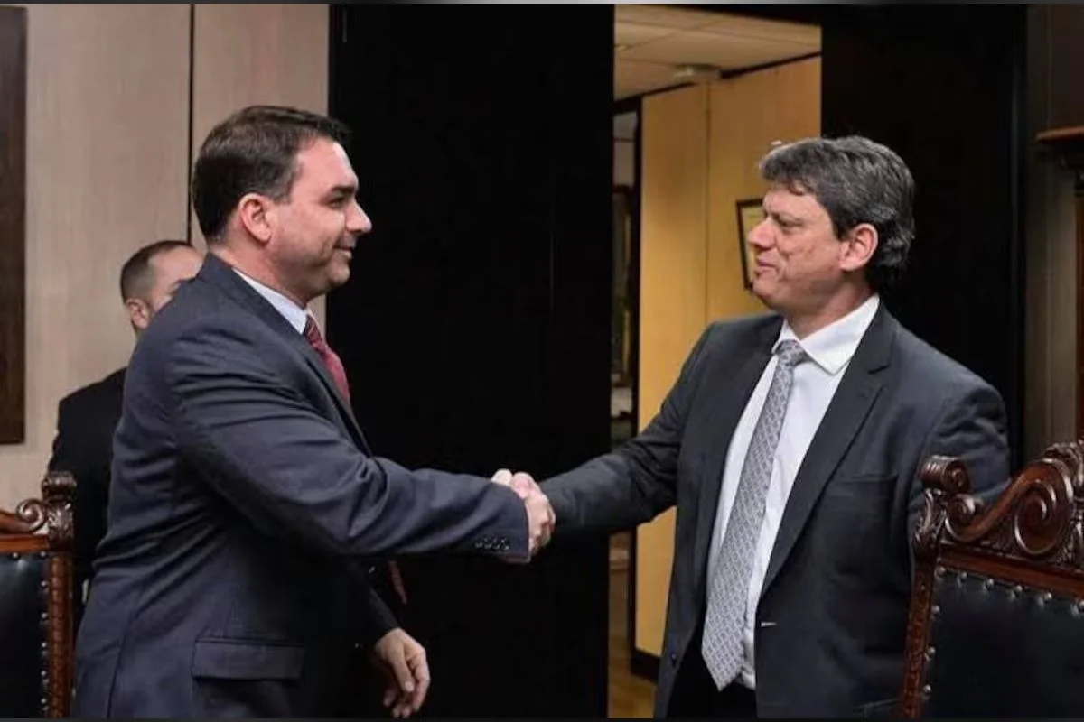 Flávio Bolsonaro e Tarcísio de Freitas | Foto: Reprodução X