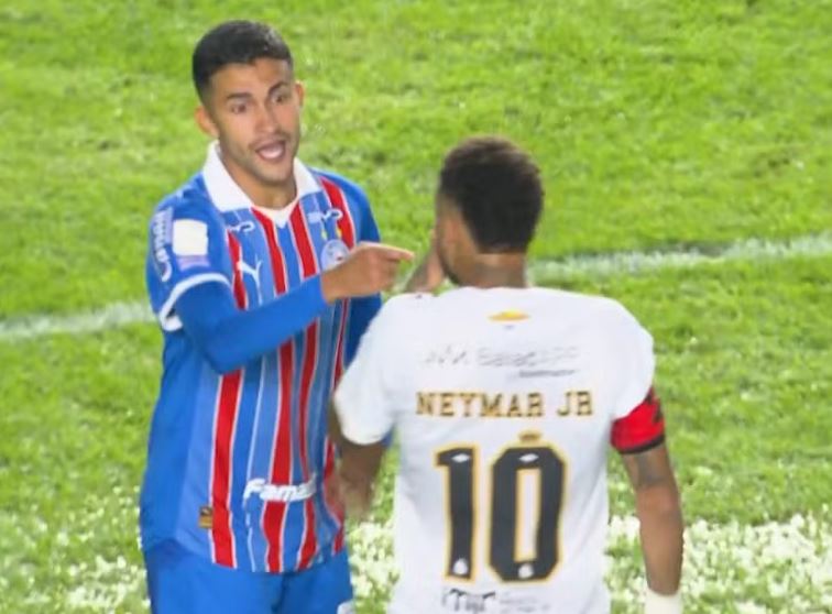 Neymar é coloca a mão na frente da boca para falar com Rodrigo Nestor — Foto: Reprodução/Premiere