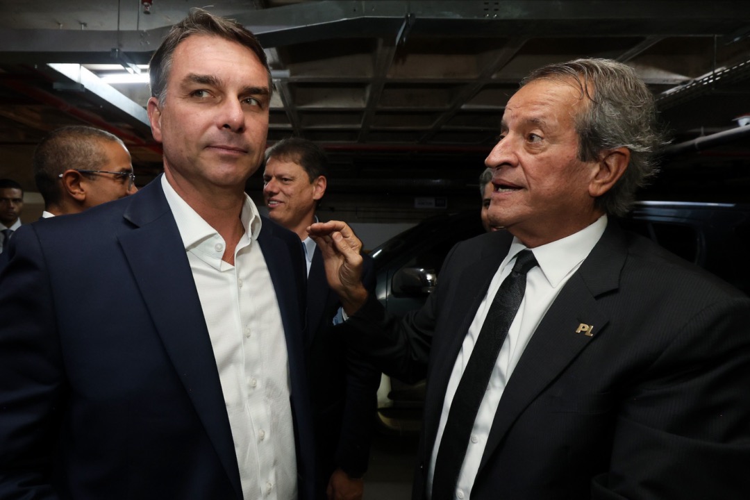FLÁVIO BOLSONARO E VALDEMAR COSTA NETO | Foto: Beto Barata/ PL