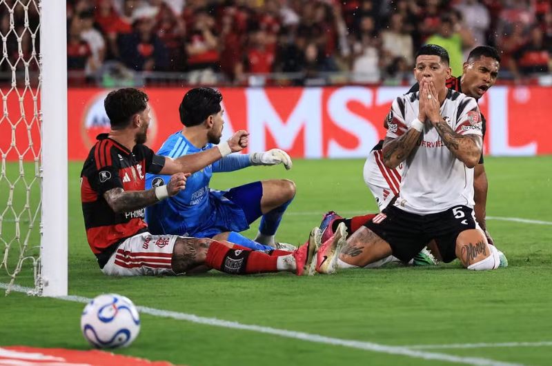 Marcos Rojo lamenta chance perdida em Flamengo x Estudiantes — Foto: Buda Mendes/Getty Images