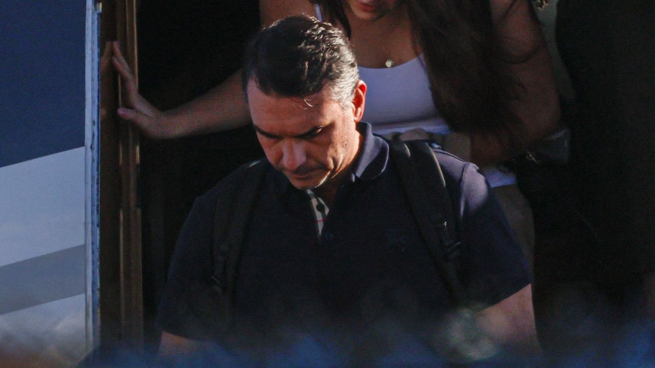  Flávio Bolsonaro desembarca de um avião após chegar ao Aeroporto Executivo de Opa-locka, em Miami, Flórida 28 de outubro de 2026 | REUTERS/Eva Marie Uzcategui