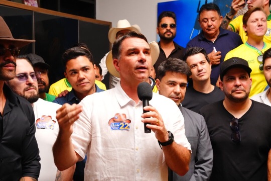 Vice-líder do governo pede inelegibilidade de Flávio por carta “golpista”