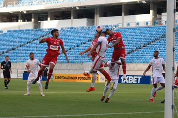 América não joga bem, mas vence o Potiguar de virada e vai encarar o Força e Luz