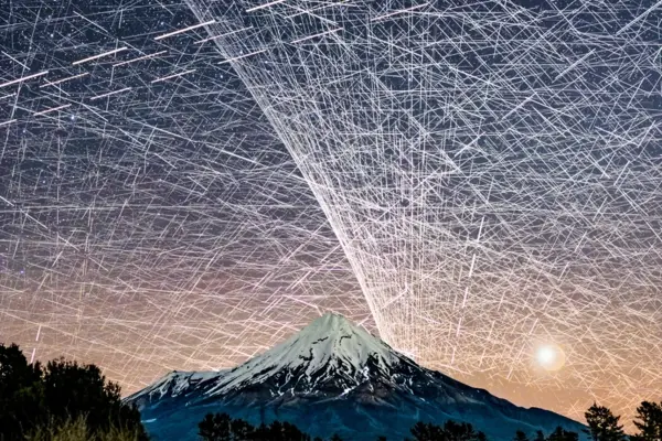 Fotógrafo registra 14 mil rastros de satélites no céu